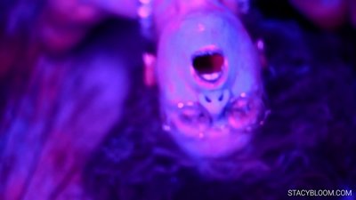 Ko te peepi e titoo ana i runga i te kamera me te kawe i a ia ano ki te orgasm.